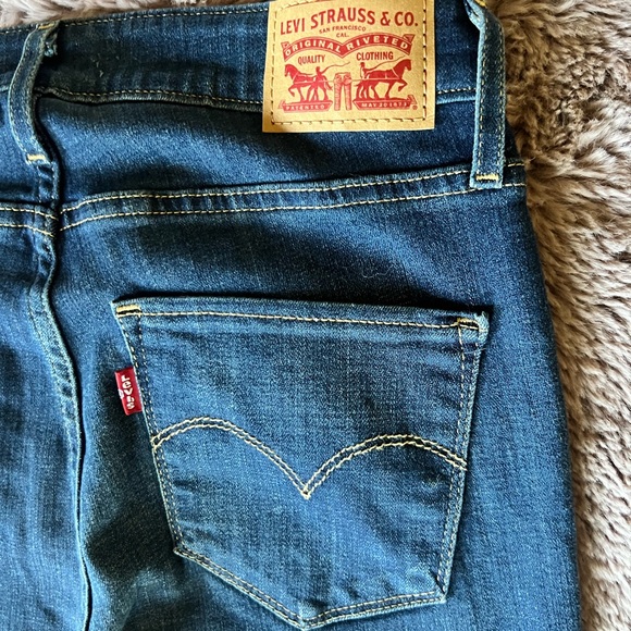Levis 721 Highrise Skinny Jeans NWOT. Size 27. Retails for $67. - Picture 3 of 14